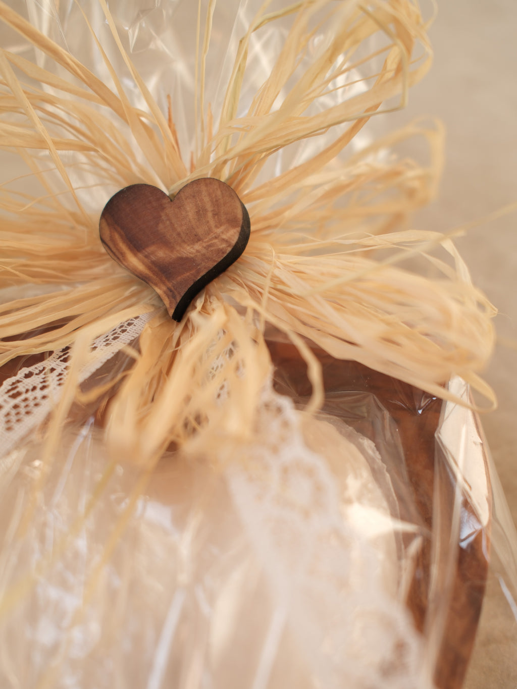 Ciotola a forma di cuore allungato con sapone al fior di lino
