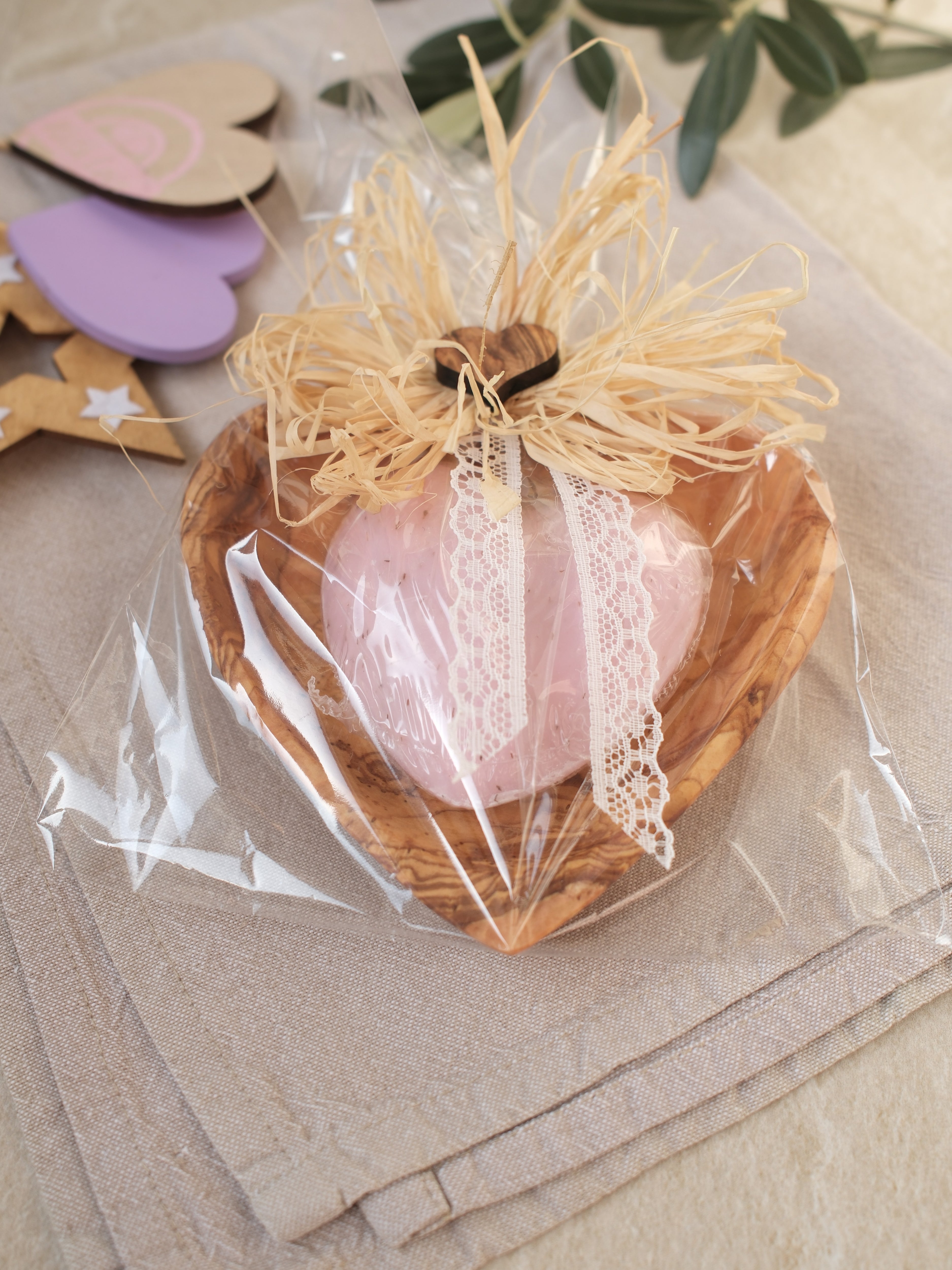 Ciotola a forma di cuore con sapone alla rosa