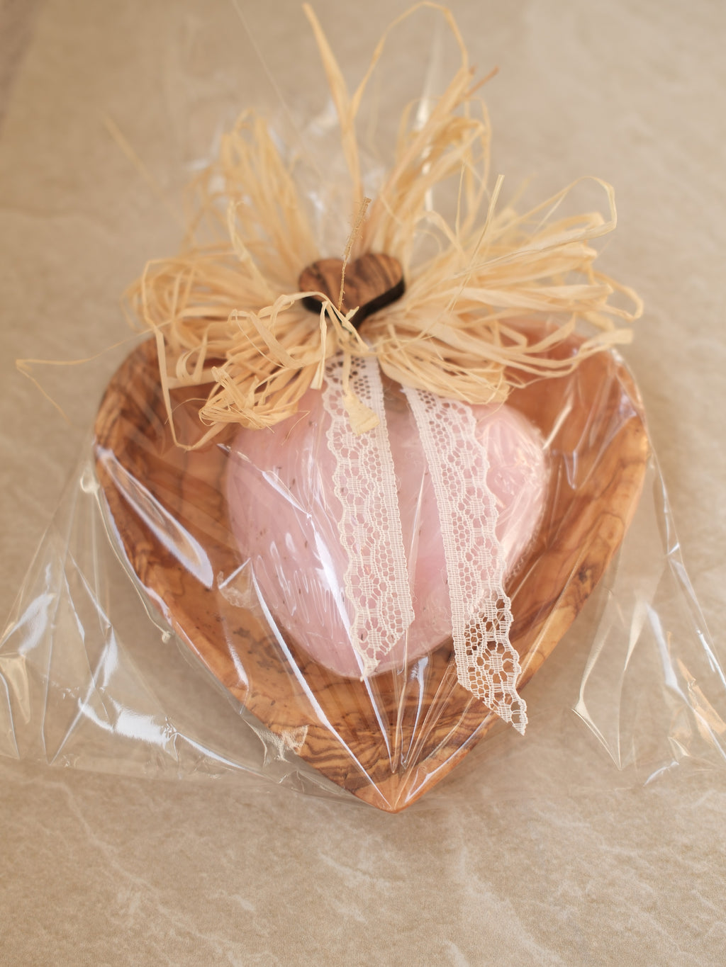 Ciotola a forma di cuore con sapone alla rosa
