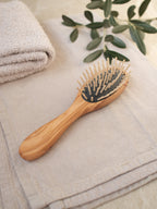 Spazzola ovale piccola con denti in legno