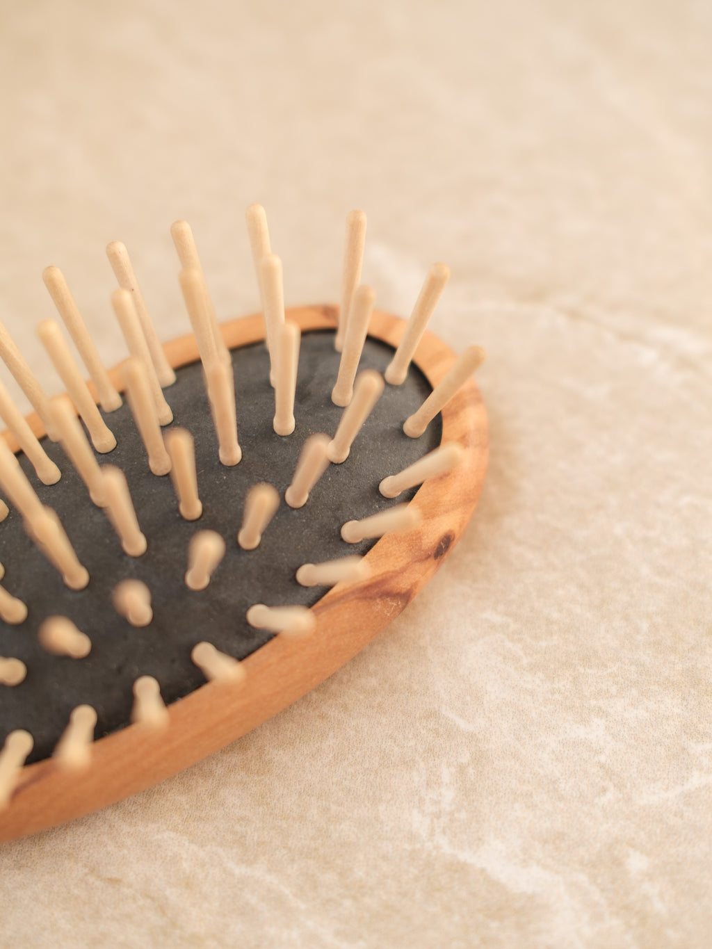 Spazzola ovale piccola con denti in legno