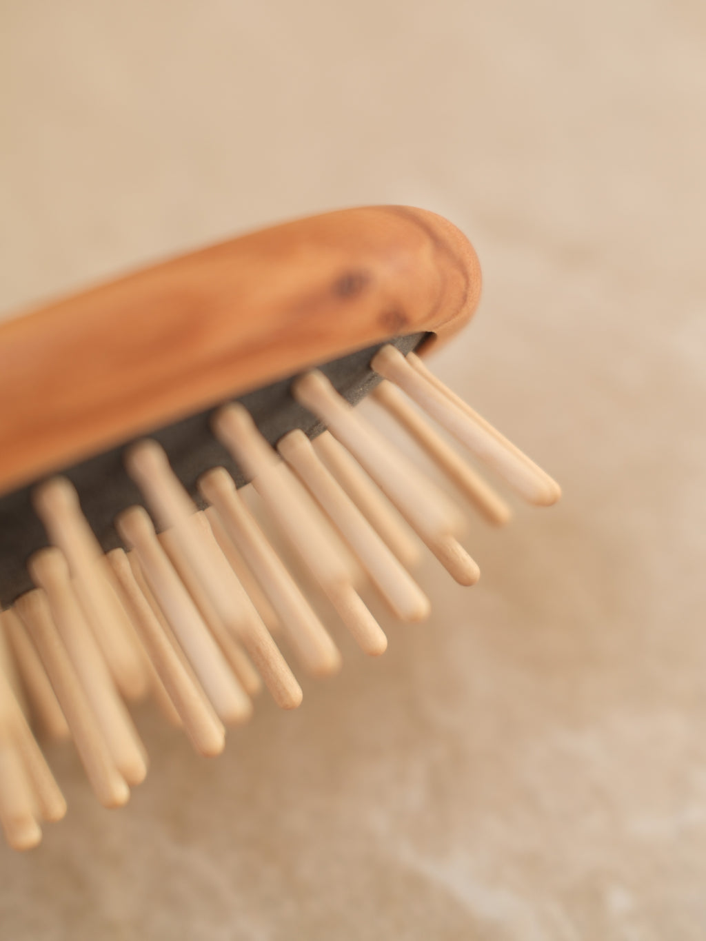 Spazzola ovale piccola con denti in legno
