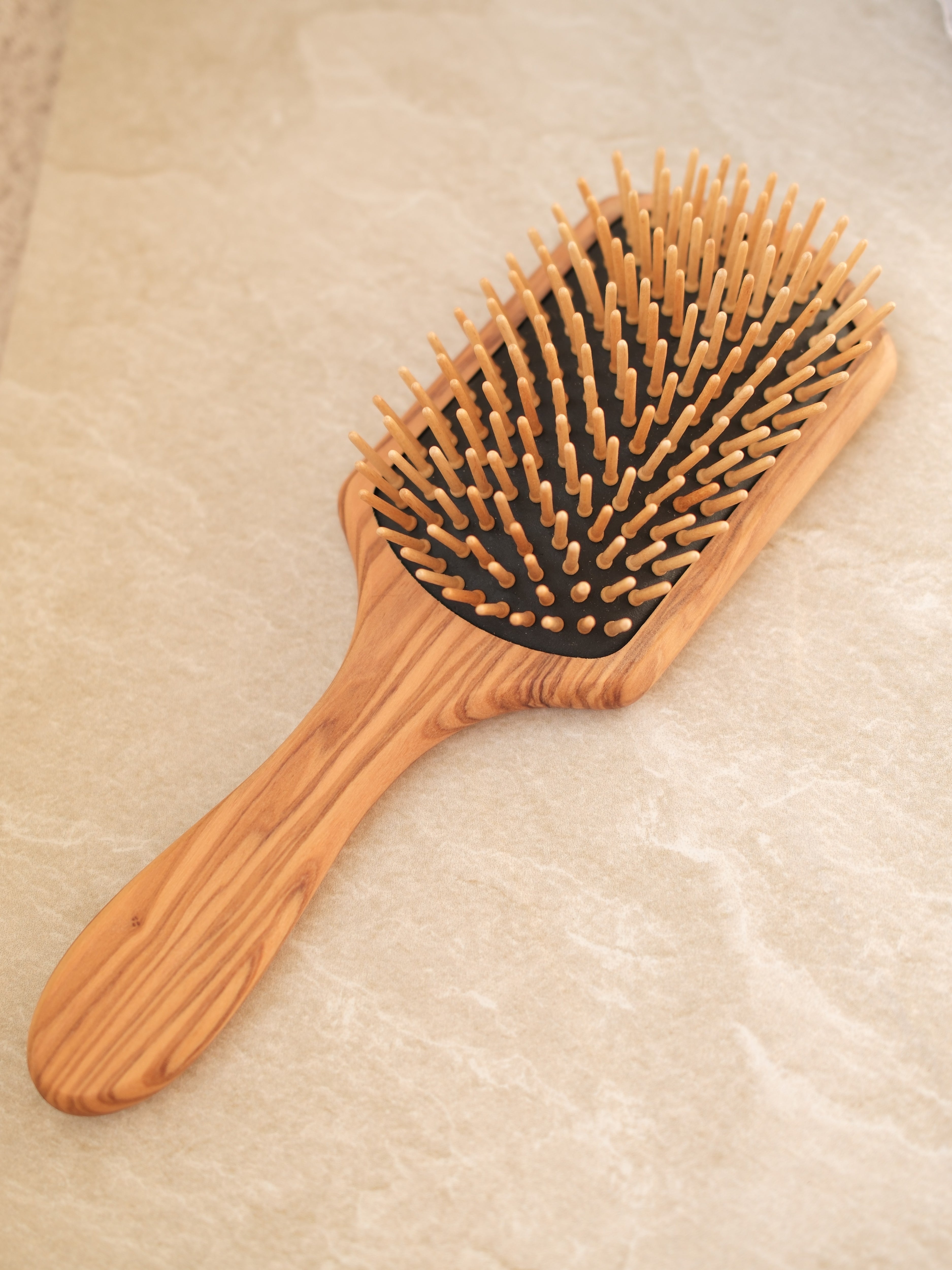 Spazzola rettangolare con denti in legno