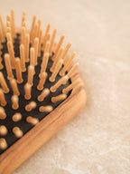 Spazzola rettangolare con denti in legno
