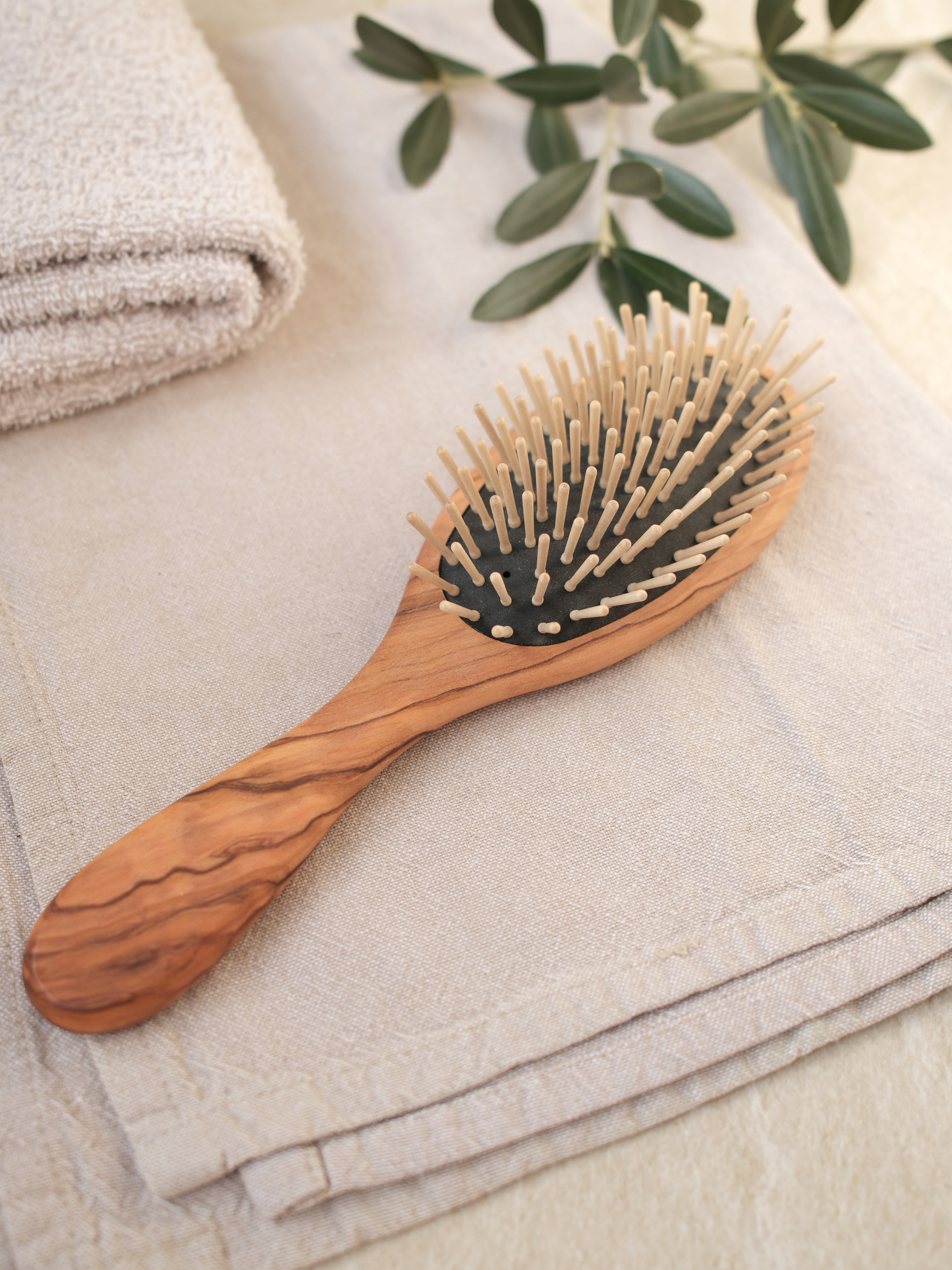 Spazzola ovale con denti in legno
