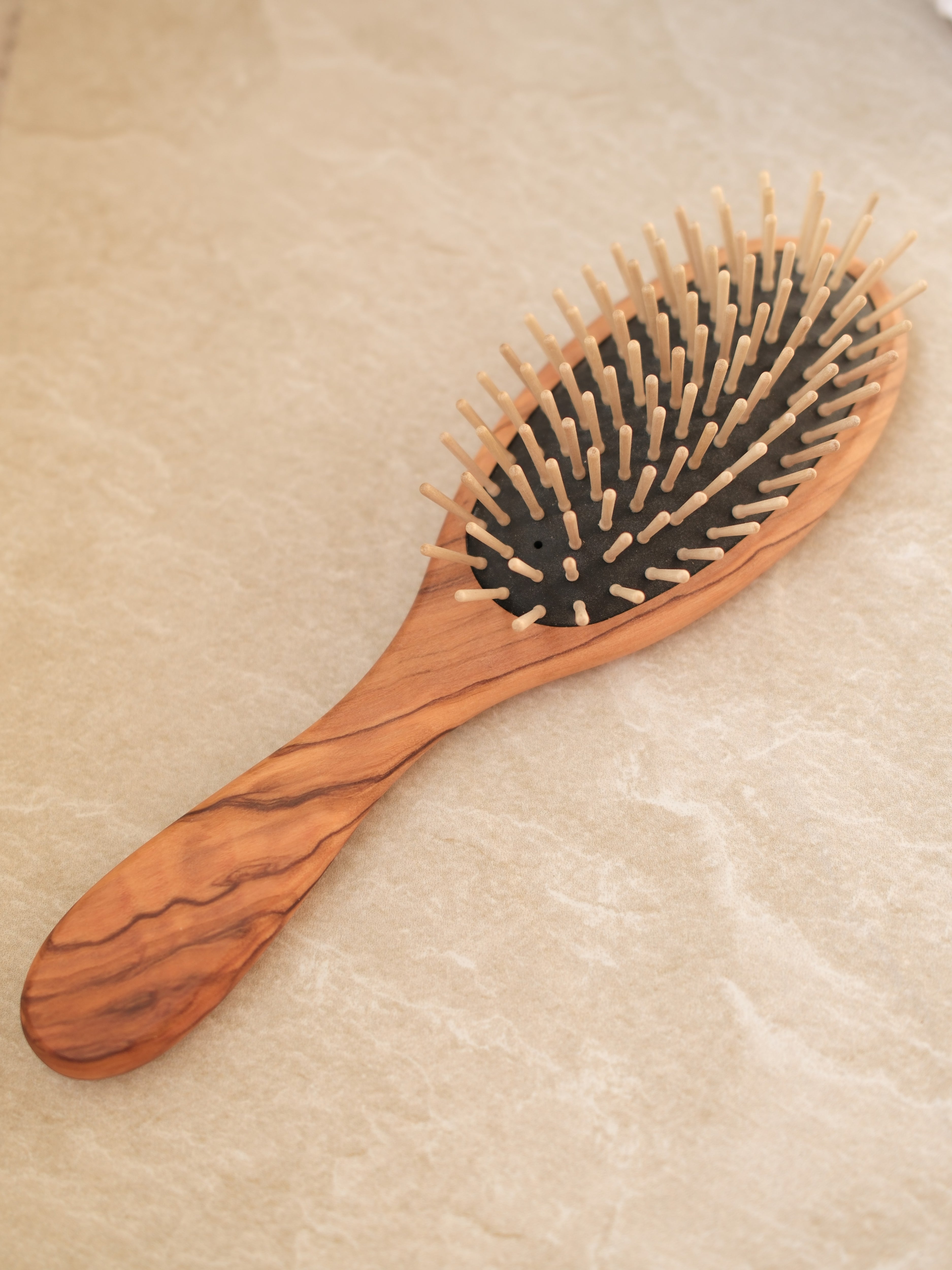 Spazzola ovale con denti in legno